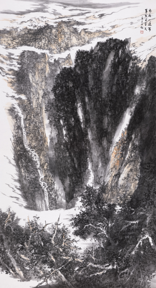 泉飞一道带，峰出半云天